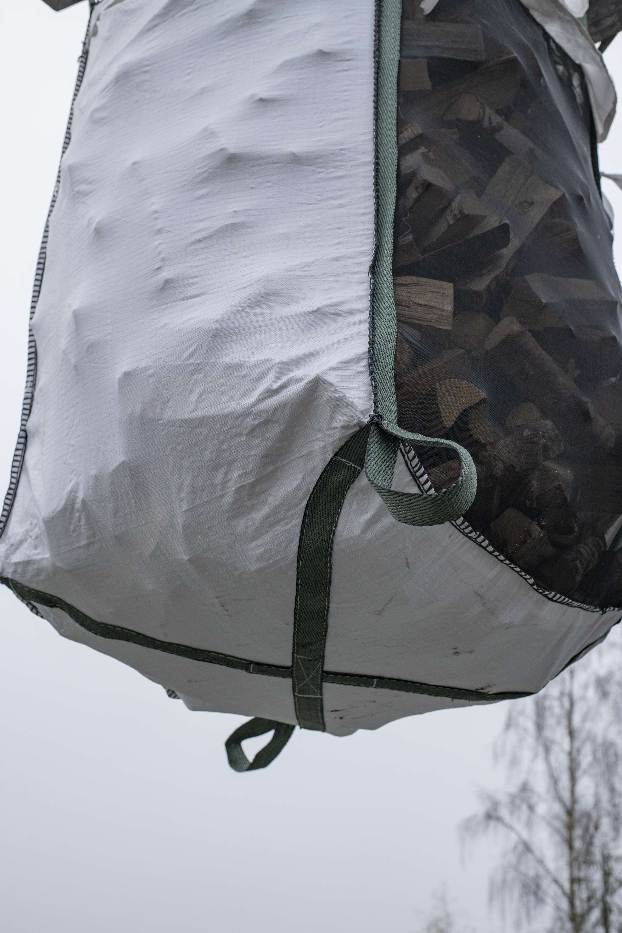 Suursäkki 1500L, suojaläpällä