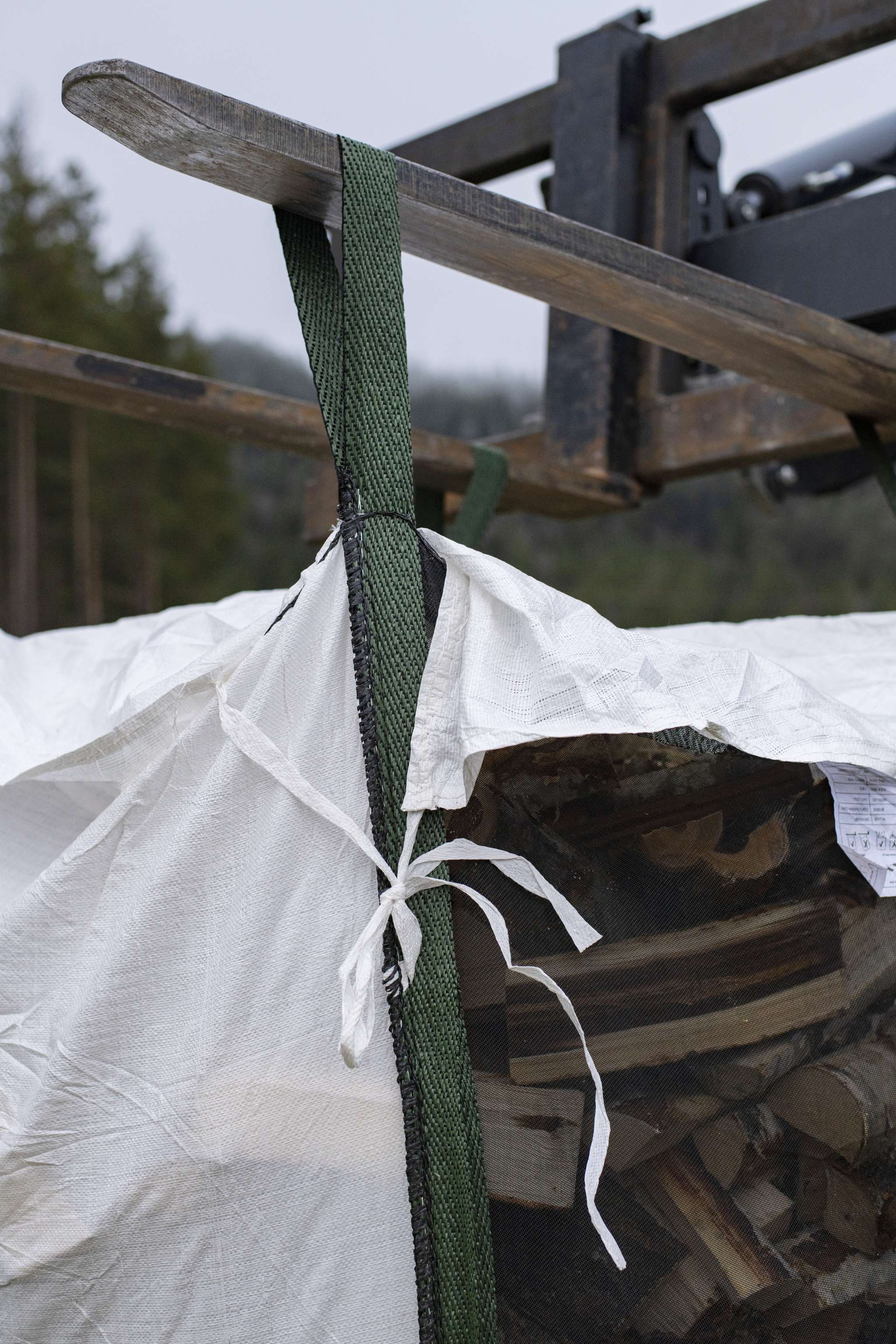 Suursäkki 1500L, suojaläpällä